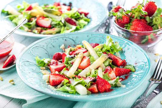 Spargelsalat mit Erdbeeren, Feldsalat und Pinienkernen