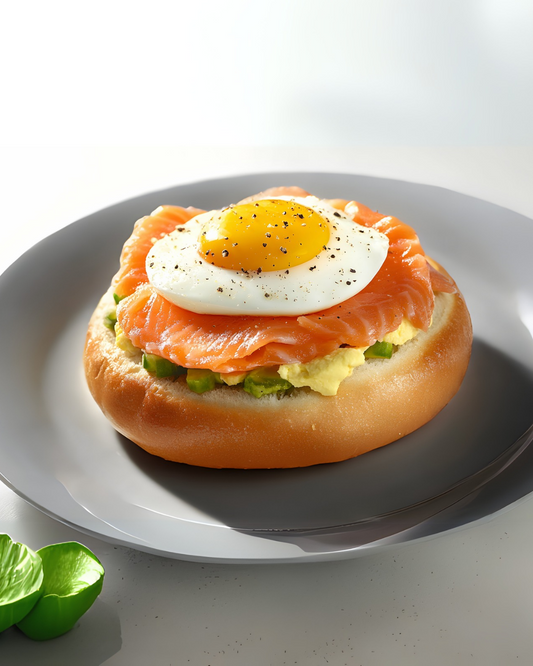 Avocado- Lachs-Bagel mit Spiegelei und Honig