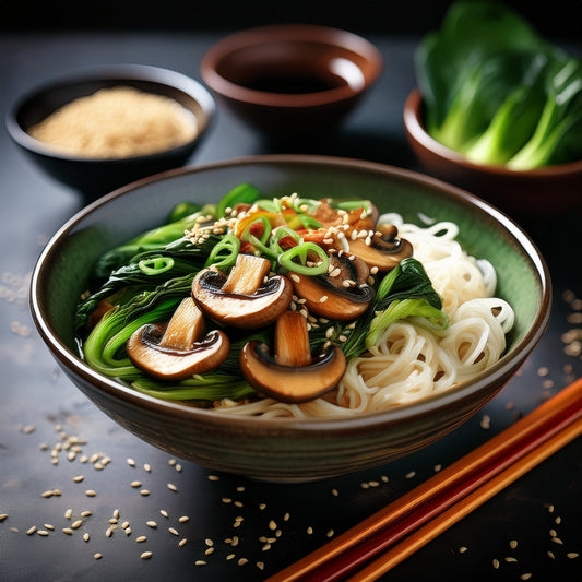 Gegrillter Pak Choi mit asiatischen Nudeln, Hühnchen und würziger Sauce