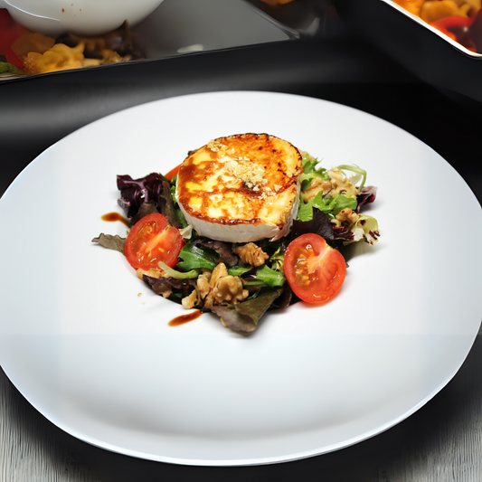 Blattsalat mit Blütenpollen, Ziegenkäse und Honig-Dressing