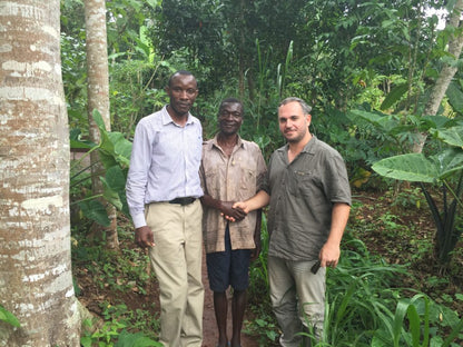 von re. nach li.: Unser Vanilleexperte Tom, der ugandische Bauer, der Übersetzer